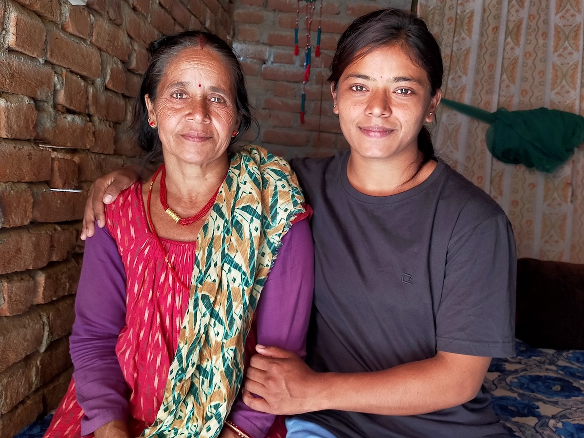 आमा धनकुमारीको साथमा संगीता धामी। तस्बिर : सविता बुढा